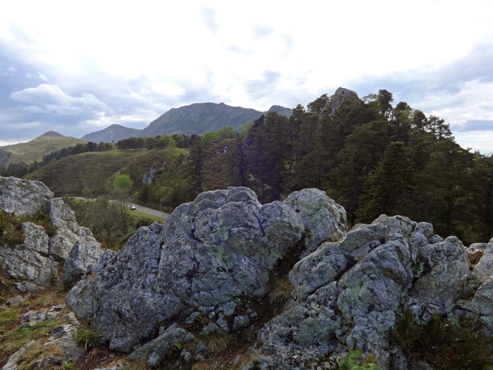 die Berge der Sierra del Sueva vom Mirador del Fitu, 582 m; der Pienzu ist die zweite kleine Pyramide von links