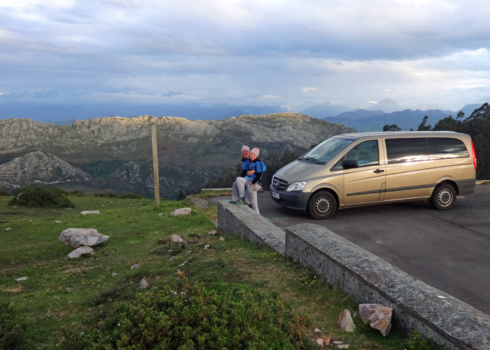 wieder ein toller Platz zum Übernachten; die wolkenverhangenen Gipfel der Picos de Europa im Hintergrund