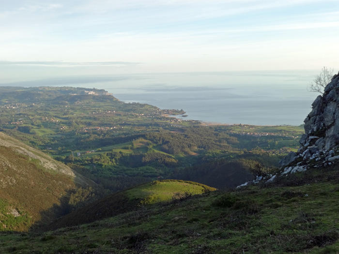 Tiefblick gegen NW auf die Costa Verde bei Colunga