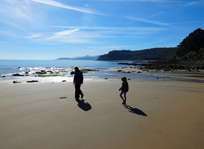 am Strand von Lastres suchen die Mädels nach Schätzen des Meeres ...