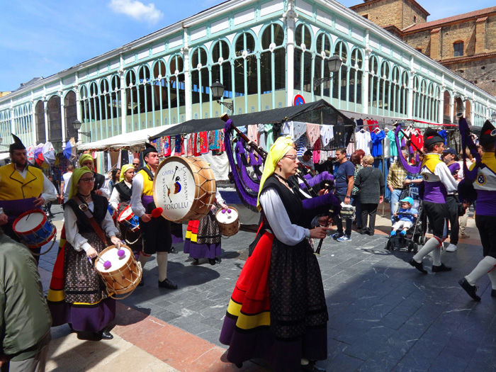 in der bunten Altstadt geraten wir in eine Art Volksfest mit Trachtenumzügen und Dudelsackkapellen