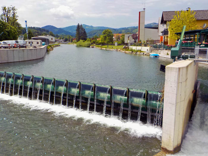 das sperrende Wehr im Zentrum von Kirchberg an der Pielach