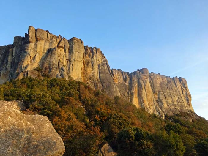 vom Piazzale hinauf und schräg rechts bis unter die V-förmige Einbuchtung des Anfiteatro mit dem Pilone Giallo als rechte Begrenzung; dort beginnt der Zustieg (Sentiero della Ferrata), welcher auf dem begrünten Vorbau entlangführt und bereits ähnliche Schwierigkeiten wie der Hauptklettersteig bietet. Die eigentliche Via Ferrata degli Alpini führt erst hinter der Kante (Spigolo dei Nasi) ...