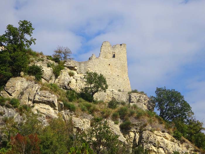 ... welche eine hohe Dichte an malerischen Burgen aufweisen, wie beispielsweise Canossa - Schauplatz des sprichwörtlichen Bußganges Heinrich IV. zum Jahreswechsel 1076/77. Nach einem Streit mit Papst Gregor VII. soll der exkommunizierte König drei Tage lang vor den Toren der Burg um Absolution gefleht haben, bevor der Papst seine Wiederaufnahme in die Kirche gewährte  