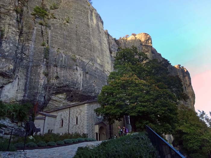 beim Rifugio - noch vor der zur Kirche ausgebauten ehemaligen Eremitei - zweigen wir auf den beschilderten Steig in Richtung Ferrata ab