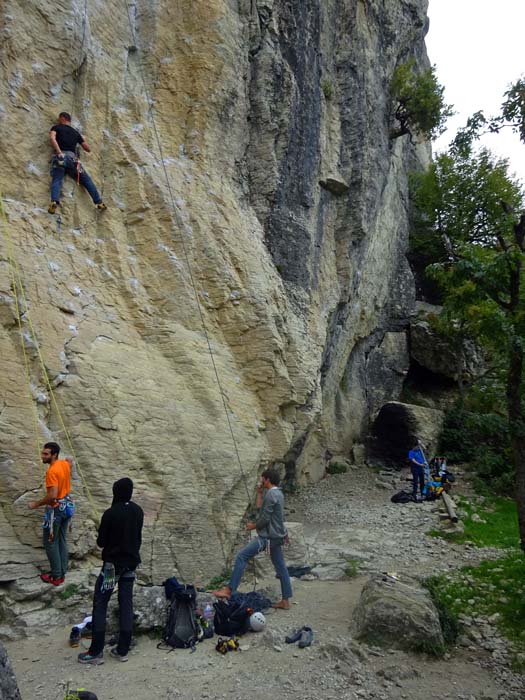 am Pilone Giallo erreichen wir den Fuß der gewaltigen Südostwand; links hinauf zu den tollen Mehrseillängenrouten des Anfiteatro, rechts hinter dem Steinblock beginnt bei einem Durchschlupf der Sentiero della Ferrata, der Zustieg zum eigentlichen Klettersteig, welcher aber bereits mit ähnlichen Schwierigkeiten aufwartet