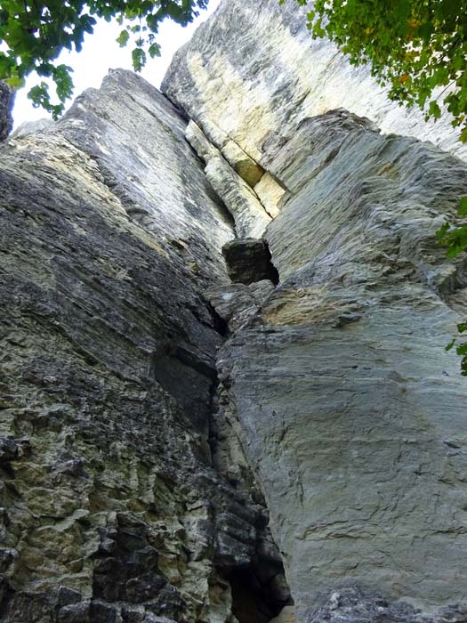 permanent passieren wir die Einstiege zu interessanten Mehrseillängenrouten, wie hier zur Via degli Amici im 7. Grad