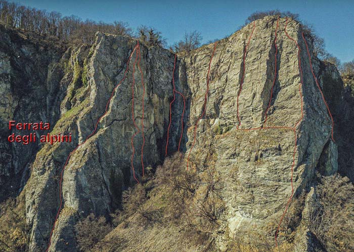 ... links des Orto del mandorlo (Mandelbaumgarten) in ziemlich direkter Linie aufs Gipfelplateau