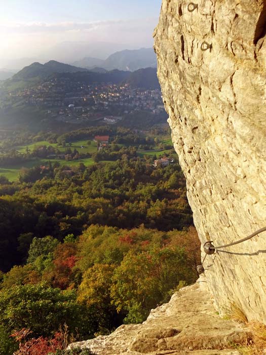 beide Steige kann man problemlos kombinieren (s. Karte); Blick gegen Nordwest auf die Kleinstadt Castelnono ne' Monti mit großem Supermarkt und vielen Restaurants