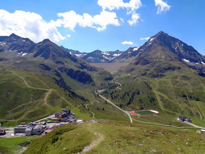Ausgangspunkt ist das Kühtai, ein hoch gelegener Straßensattel in den nördlichen Stubaier Alpen
