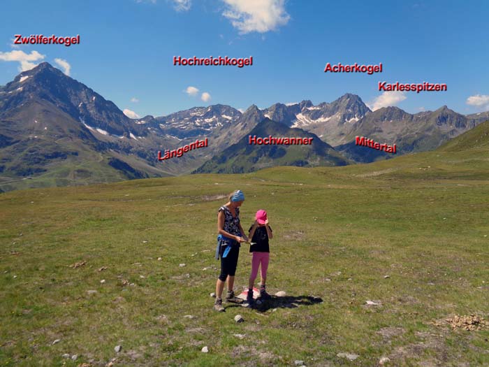 schon nach wenigen Minuten ist vom Trubel nichts mehr zu spüren; Blick gegen SO auf die ersten hohen Gipfel der Stubaier