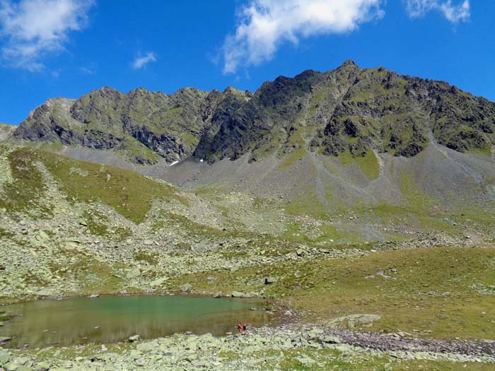 ... steigen wir hinauf zu den kleinen Seen am Fuß der Irzwände