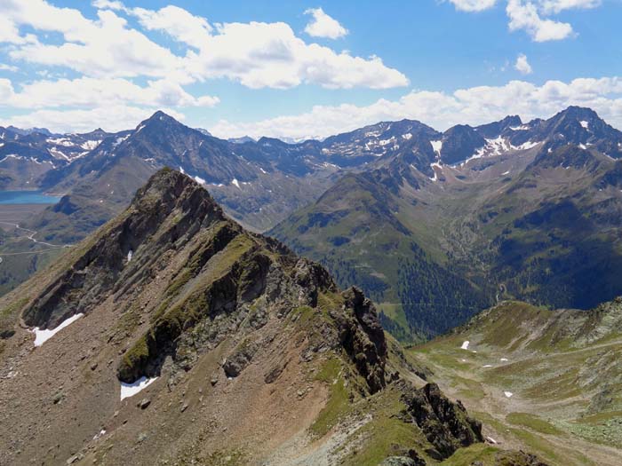 Gipfelschau vom Hinteren zum Vorderen Grieskogel, dahinter die ersten 3000er der Stubaier Alpen