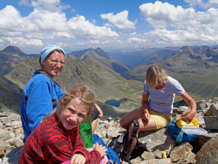 ... zum Gipfel des Pirchkogel; Panorama gegen Osten, links der Rietzer Grieskogel, der unseren Berg noch um gut 50 m überragt