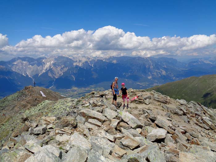 im Norden der Blick übers Inntal hinweg auf Mieminger Kette und Wetterstein; das Gipfelkreuz ...