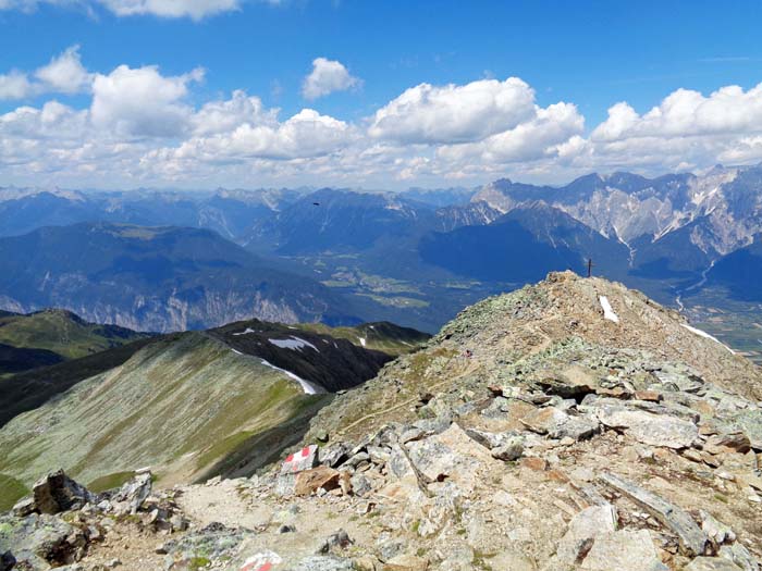 ... steht auf einer etwas niedrigeren Vorkuppe, links davon unser Abstiegskamm