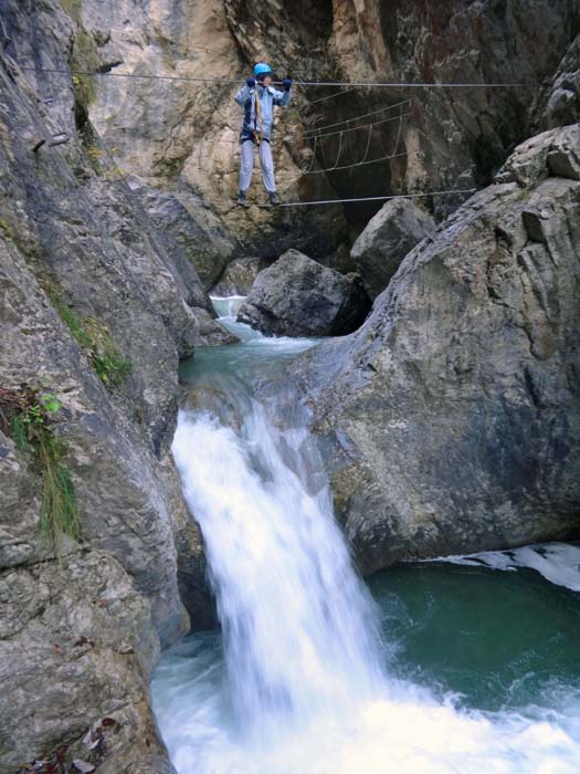 ... zur ersten Seilbrücke