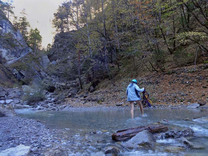 der einzige Weg ans andere Bachufer führt durchs Schmelzwasser vom Hochstadel