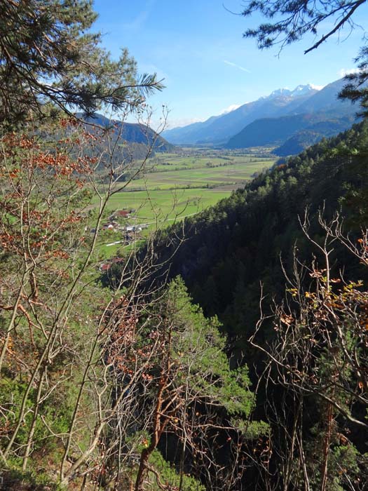 bald erreichen wir den markierten Weg vom Hochstadelhaus; Blick nach O ins Drautal, darüber der Torkofel