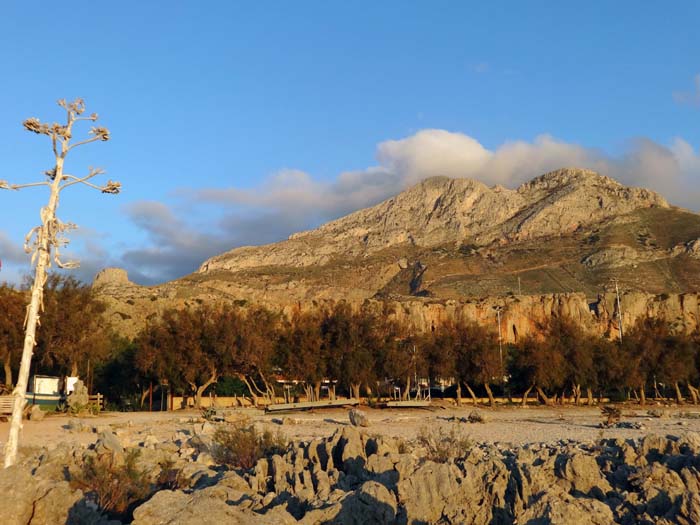 der Doppelgipfel des Pizzo di Sella von Westen (Camp El Bahira), links am Fuß des Nordgrates der turmartige Cozzo Mondello, den wir über seine Schwachstelle an der Rückseite ersteigen