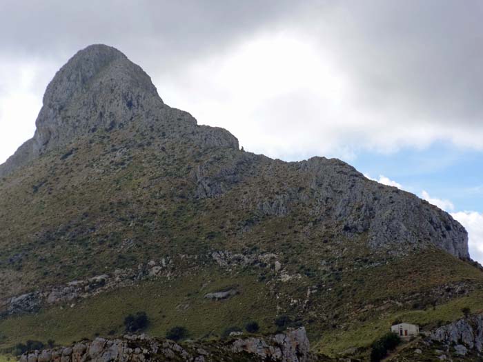 mehr Respekt fordert der Nordgrat von NO ein, vom Sattel vor dem Monte Monaco; in Wahrheit erreicht der Kamm lediglich an kurzen Passagen den ersten Schwierigkeitsgrad