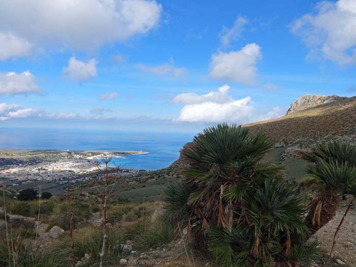 ... erreichen wir in kurzer Zeit den Südsattel mit schönem Blick auf San Vito lo Capo