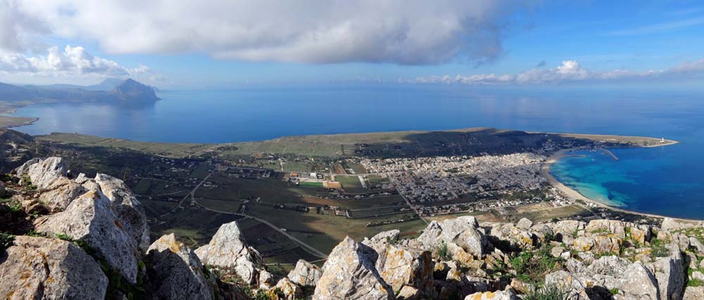 Tiefblick vom Gipfel auf San Vito, links hinten der Monte Còfano (s. Archiv Bergsteigen), halb verdeckt der Monte Érice bei Trapani