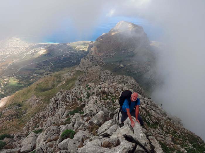 Erich auf den letzten Metern zum Hauptgipfel des Pizzo di Sella; im Wolkentor der Monte Monaco