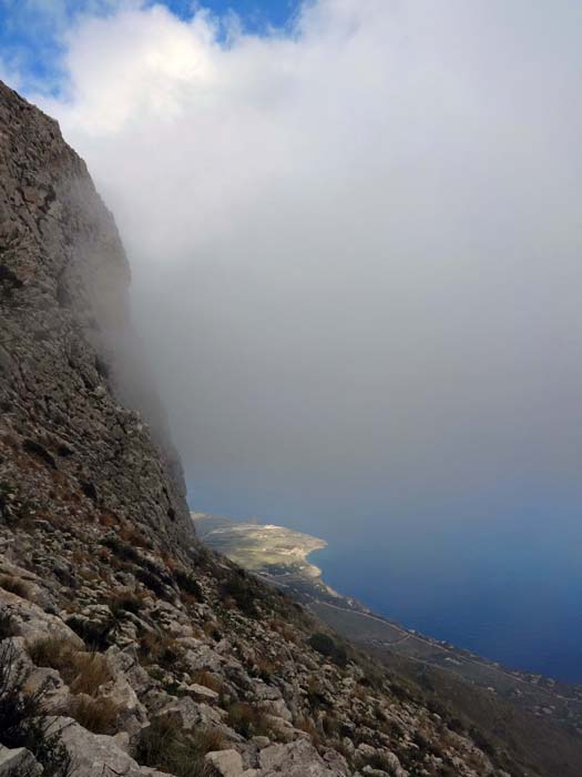 Blick aus der Ostflanke vom Sellasattel hinunter an die Küste; der Direktabstieg ist unschwierig, ...