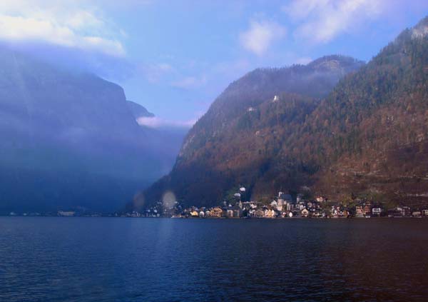 die schönste Annäherung an den UNESCO-Welterbeort erfolgt von O, über den Hallstätter See; im Echerntal hängen noch die herbstlichen Morgennebel, ganz links die Hirlatzwand mit ihrer berühmten Höhle