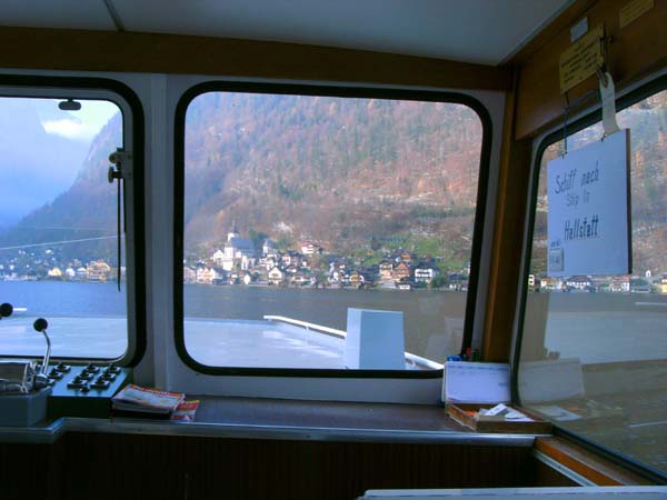 zu jedem Zug der ÖBB gibts ein Anschlussboot hinüber nach Hallstatt