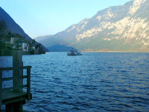 kurz vor dem Anlegen in Hallstatt; jenseits des Sees die breite Westflanke des Sarstein