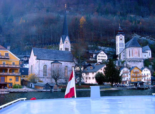 mit ihrer hohen, schlanken Spitze ist die bedeutend jüngere evangelische Kirche dem Himmel ebenso nahe wie die hochwassersichere katholische Pfarrkirche