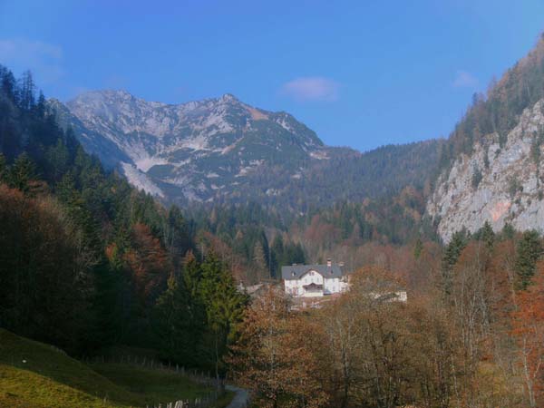 das Salzberg-Hochtal mit dem Maria Theresia Stollen-Gebäude am Fuß der Plassen SO-Flanke