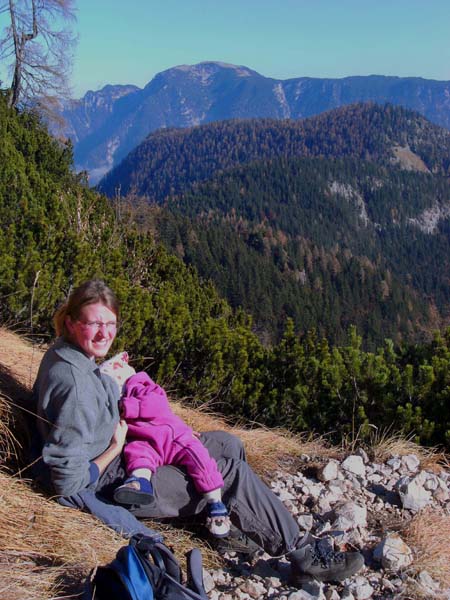 auf der Hohen Matt, einer steilen Schrofenwiese unterm NO-Grat, hat sich Ronja einen Imbiss verdient; im Hintergrund der Sarstein