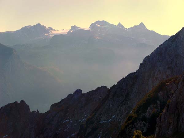 über dem SO-Grat der Dachstein mit dem Hallstätter Gletscher