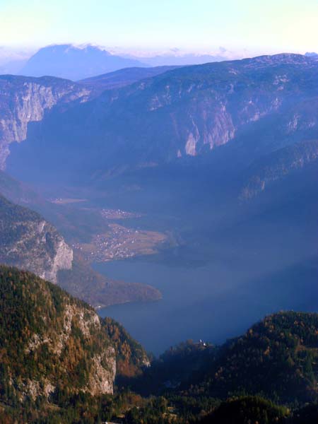 Tiefblick gegen SO auf den See und Obertraun, hinten der Grimming