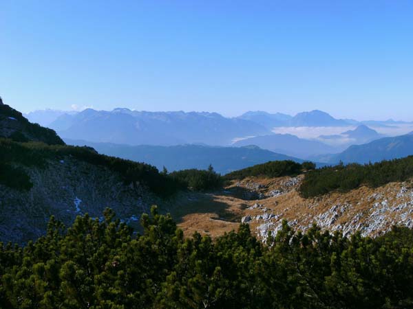 jenseits des Grates geht's einige Meter hinunter in eine Wiesenmulde mit Aussicht aufs Tennengebirge und die Berchtesgadener Alpen