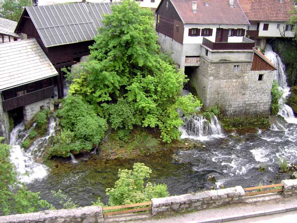 teilweise verlaufen die Slunj-Fälle durch die Häuser und werden zur Energiegewinnung genutzt