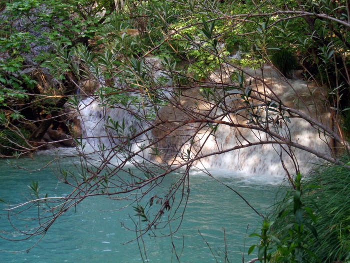 auf einer Länge von nicht einmal einem Kilometer reihen sich sieben Seen und zahlreiche Wasserfälle aneinander