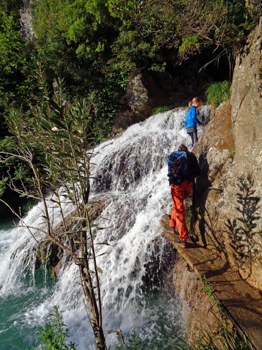 hier ist der Wasserfall so stark angeschwollen, dass die Steiganlage darin verschwindet ...