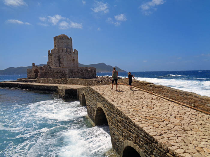 ... wo eine meerumtoste Brücke auf ein kleines Felseneiland mit dem Boúrzi-Turm führt; der wurde anfang des 16. Jahrhunderts von den Türken erbaut und als Gefängnis genutzt