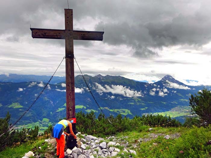 das Kreuz am Würmlacher Polinik steht auf dem nördl. Vorgipfel; Blick gegen NO auf die Gailtaler Alpen mit Jauken (Torkofel) und den hundert Meter höheren Reißkofel