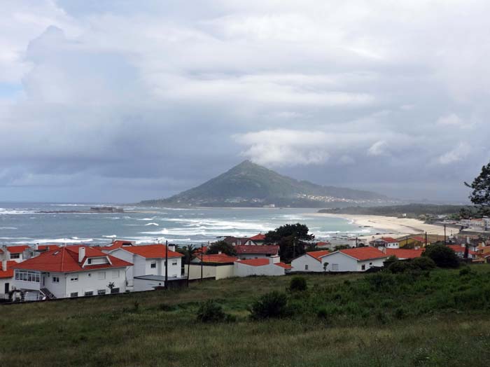 die Praia de Moledo, der nördlichste Strand Portugals bei Vilarinho; dahinter die Mündung des Rio Miño und - schon auf spanischem Gebiet - der Monte Santa Trega (s. unter Pico da Garita im Archiv Bergsteigen)