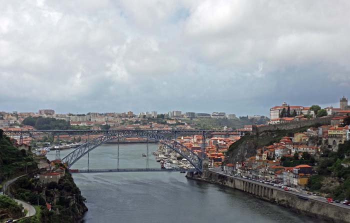 die Ponte Dom Luís in Porto, der zweitgrößten Stadt des Landes; die Altstadt auf der rechten Flußseite ist UNESCO-Weltkulturerbe, 2001 war Porto Kulturhauptstadt Europas