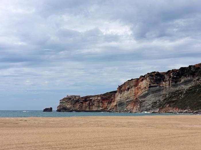 die Praia de Nazaré an der Costa de Prata; auf einem hundert Meter über dem Meer gelegenen Plateau ... 