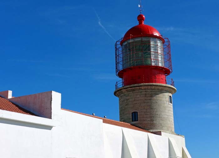 der Leuchtturm auf der Landspitze gilt als der stärkste Europas, sein Lichtkegel reicht 95 km über den Atlantik