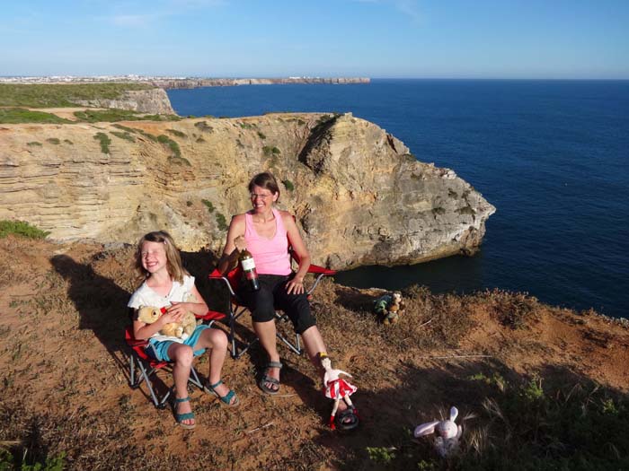 Ulli und Ronja haben für sich und ihr Gefolge ein meditatives Abendplätzchen gefunden; ganz hinten erkennt man schon die Stadt Sagres ...