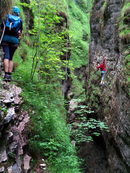 auf der „Hangelbrücke“ ...