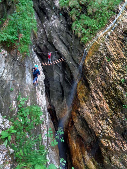 und wieder runter in den Schlund zur „Wasserfallbrücke“; jenseits gerade empor der Abkürzer über die „Karstquellwand“ direkt hinauf zur „Gamsleckenwand“